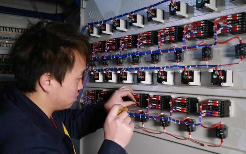 Power distribution cabinet inspection